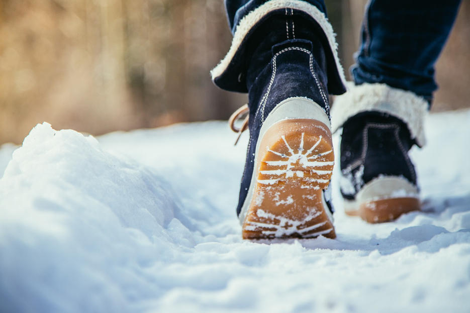 Trendy w damskim obuwiu zimowym na rok 2025